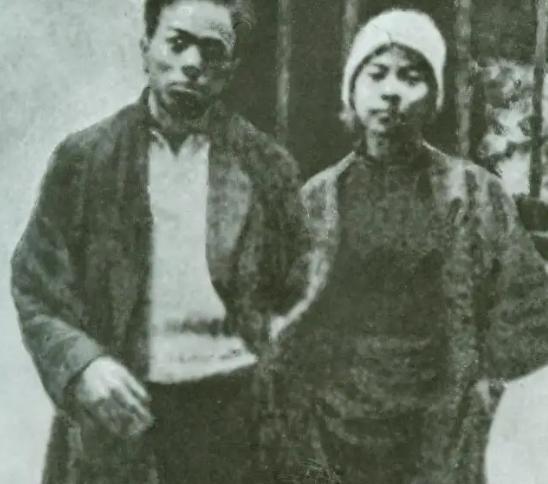 1939年，国军中将陈铁在山西设宴款待彭德怀，陈铁的夫人在倒茶时悄悄说道：“现在