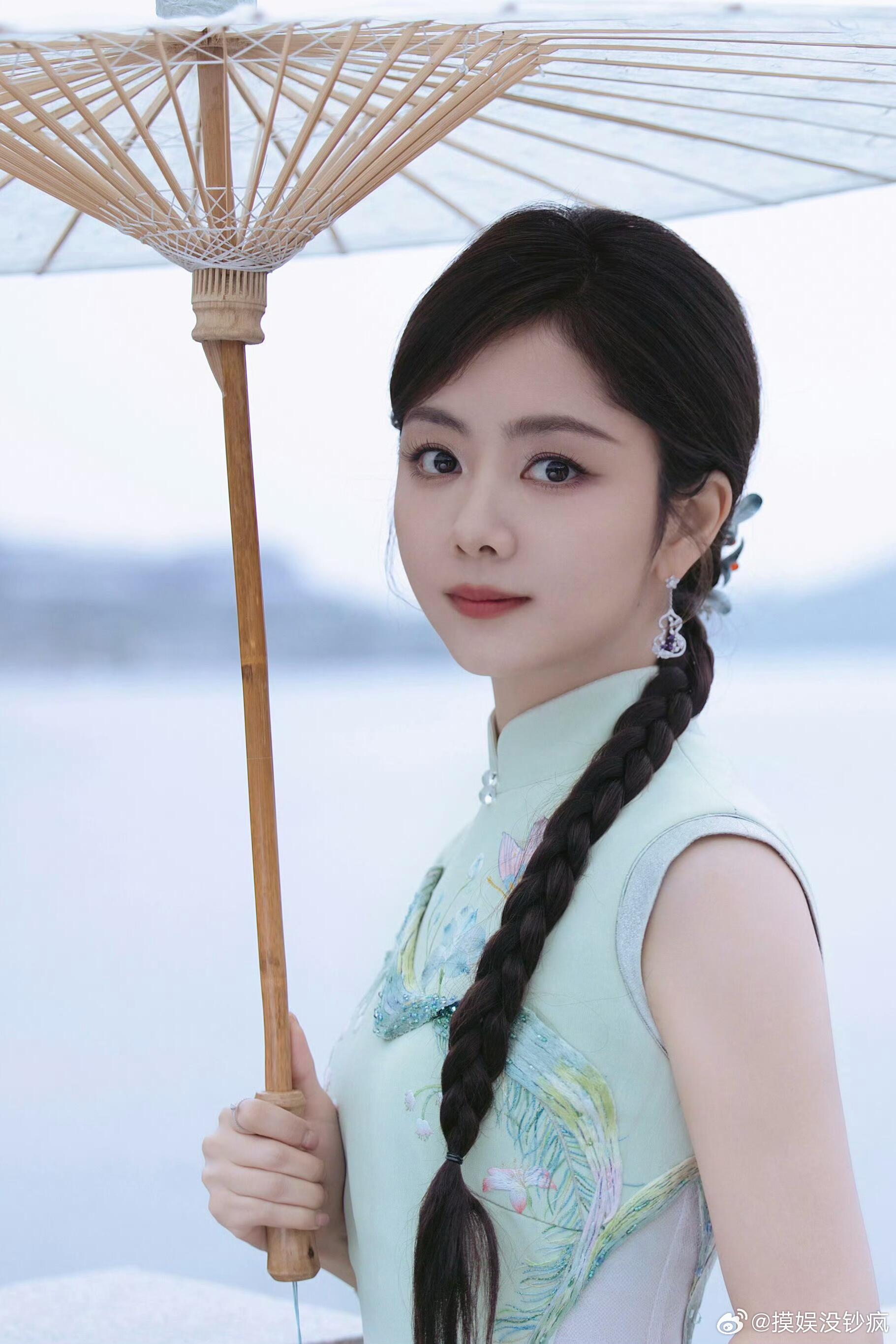 谭松韵端午晒旗袍照端午晚会谭松韵今晚是从江南古画里走出来的吧！浅艾草绿宋制褙子配