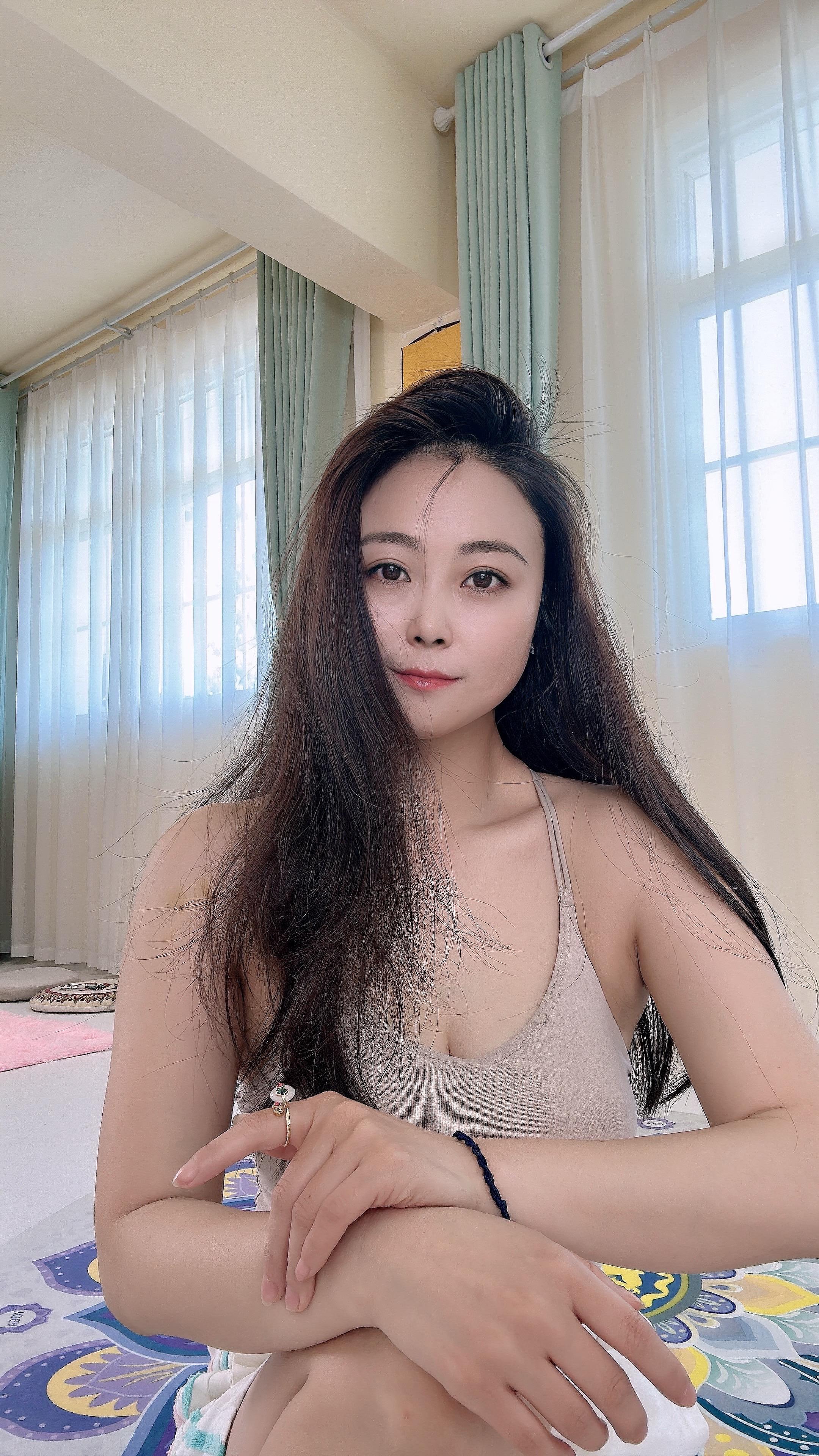 宸瑜瑜伽导师课后日常生活分享。宸瑜瑜伽老师课后穿搭与生活分享