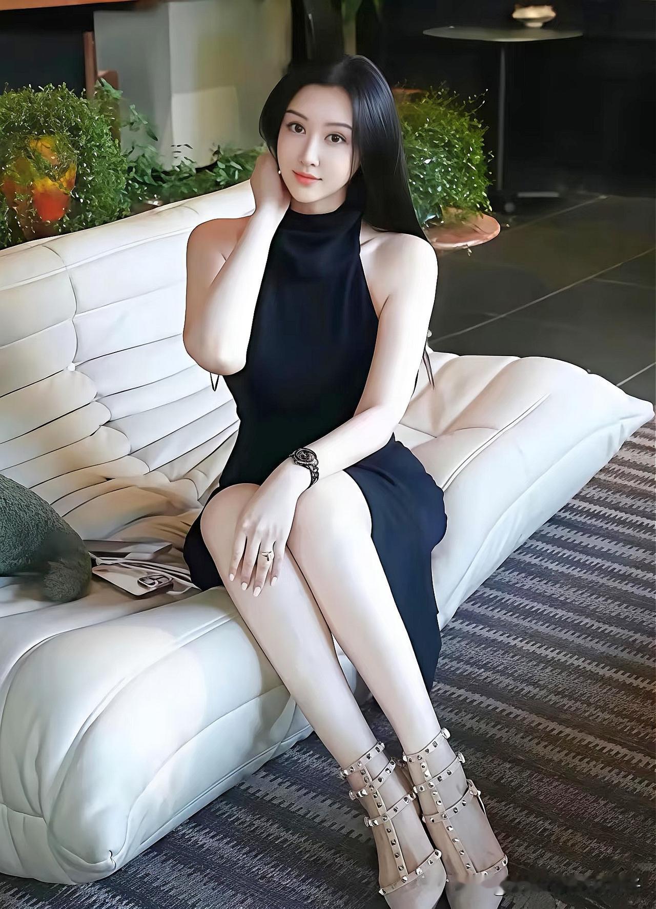 优雅黑裙搭配，都市时尚风信子