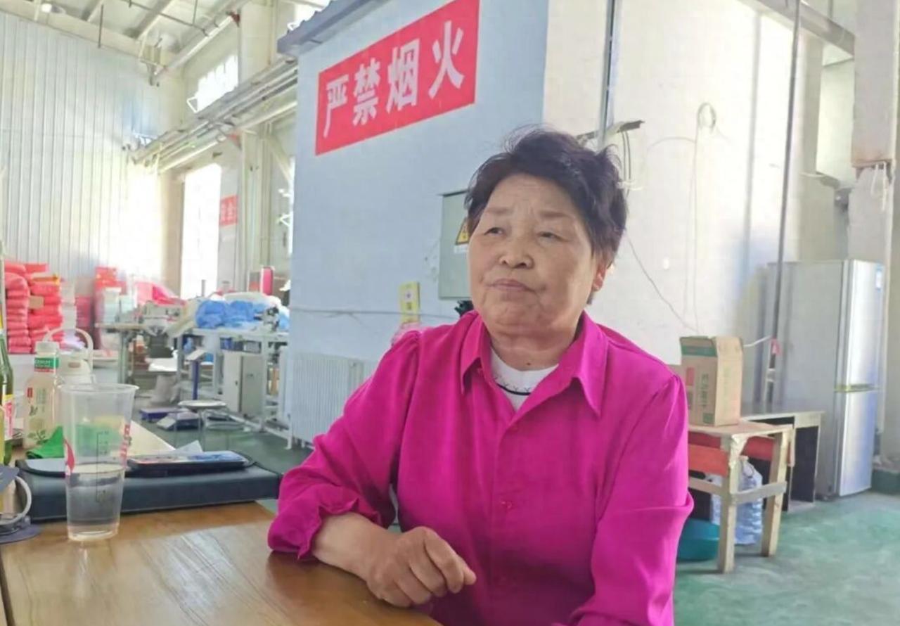 太坑人了！新疆，65岁女子和老公辛苦半辈子，终于攒下钱开了一家棉被厂，可自从干上