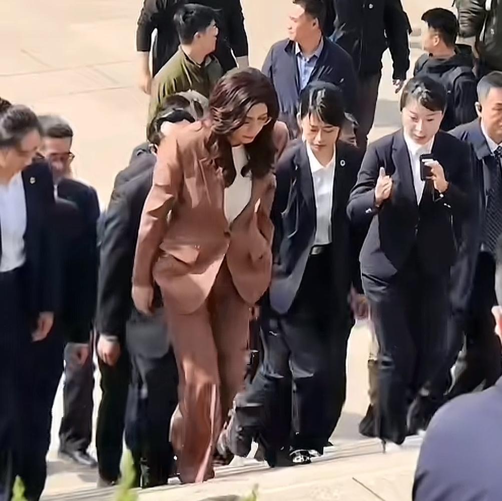 同为女性，我也为她站在一群男性中间而感到骄傲，自信从容、气场全开，单手插兜，那一