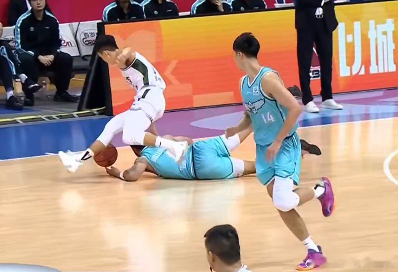 CBA外援砍30分比我喝水还容易 哥们儿拿了56分了还这么拼地板球呢，劳模啊 
