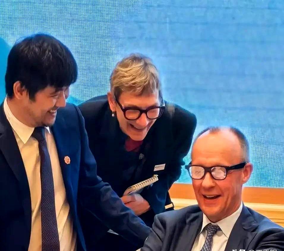 我跟你说，最近这事儿真是让人振奋！
德国总理默茨，堂堂一国首脑，竟然在杭州的午宴