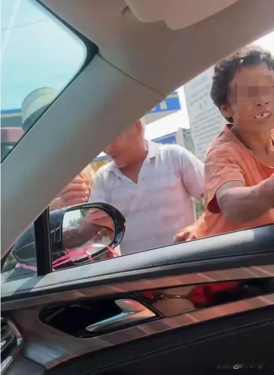 贪得无厌！河南周口，一男子开车接亲时，突然遭遇一群老人拦车索要钱和烟。在给了对方