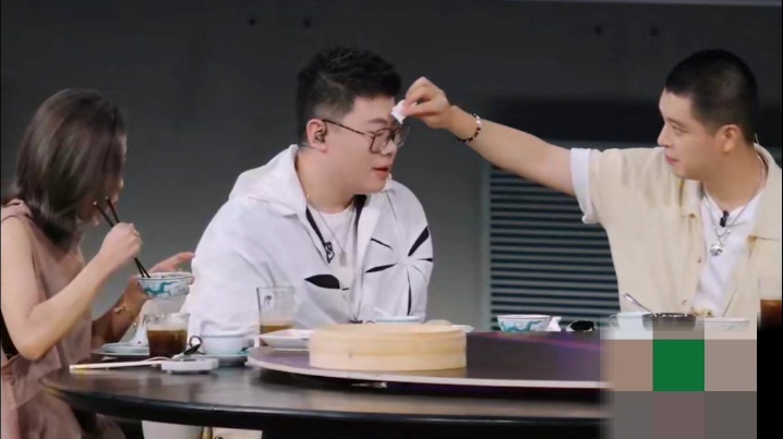 马頔帮吕严擦油马頔吕严你俩有点暧昧了 看到吕严额头沾到油渍后，马頔没有调侃打趣，