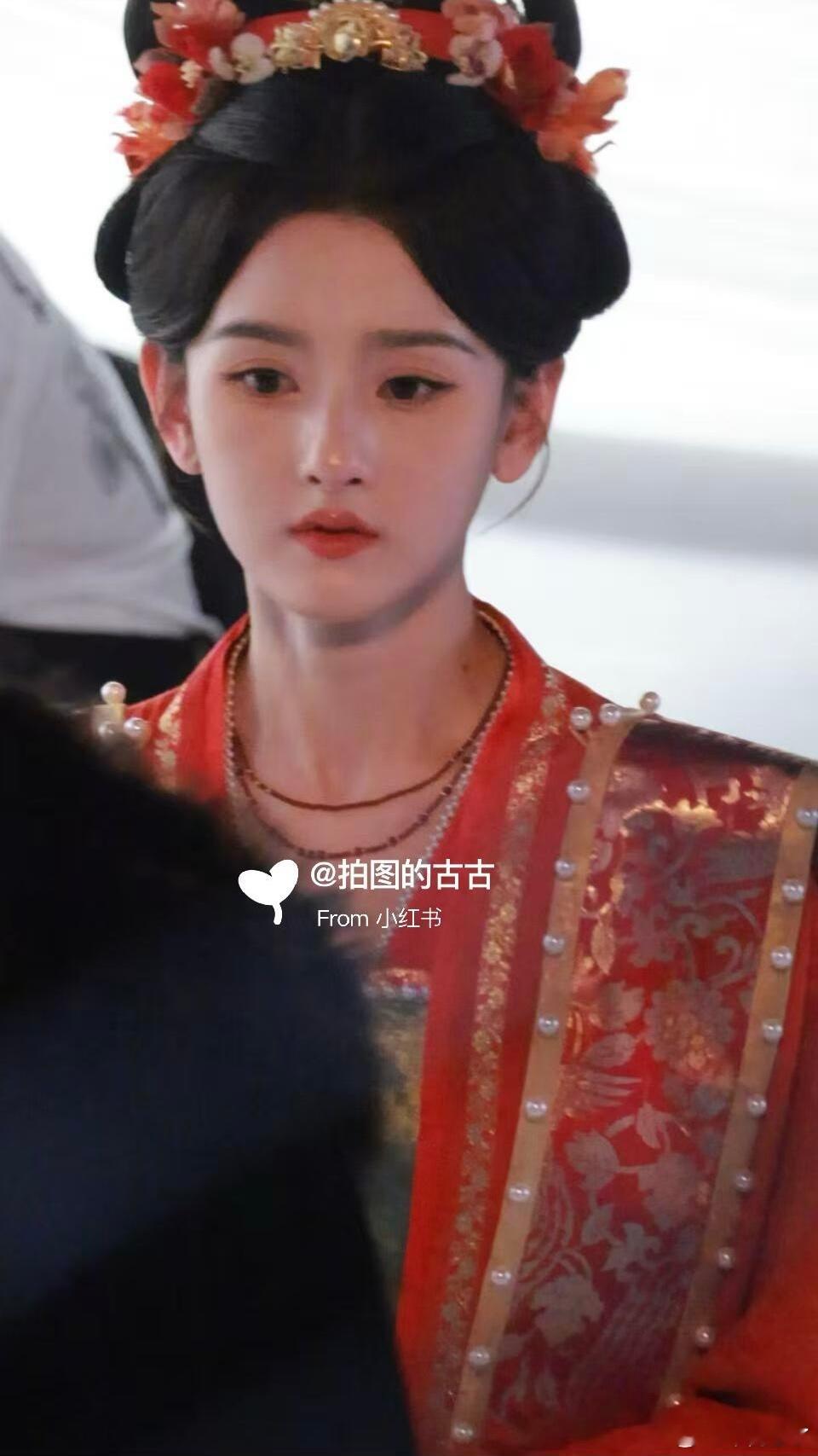 老鹅司宫令的每一张生图都漂亮得闪闪发光，物理意义上的发光。代拍各不同，相同的是剔