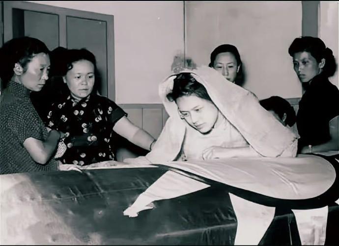 汤恩伯葬礼上，一张罕见的留影，这张照片拍摄于1954年7月，地点在中国台北的殡仪