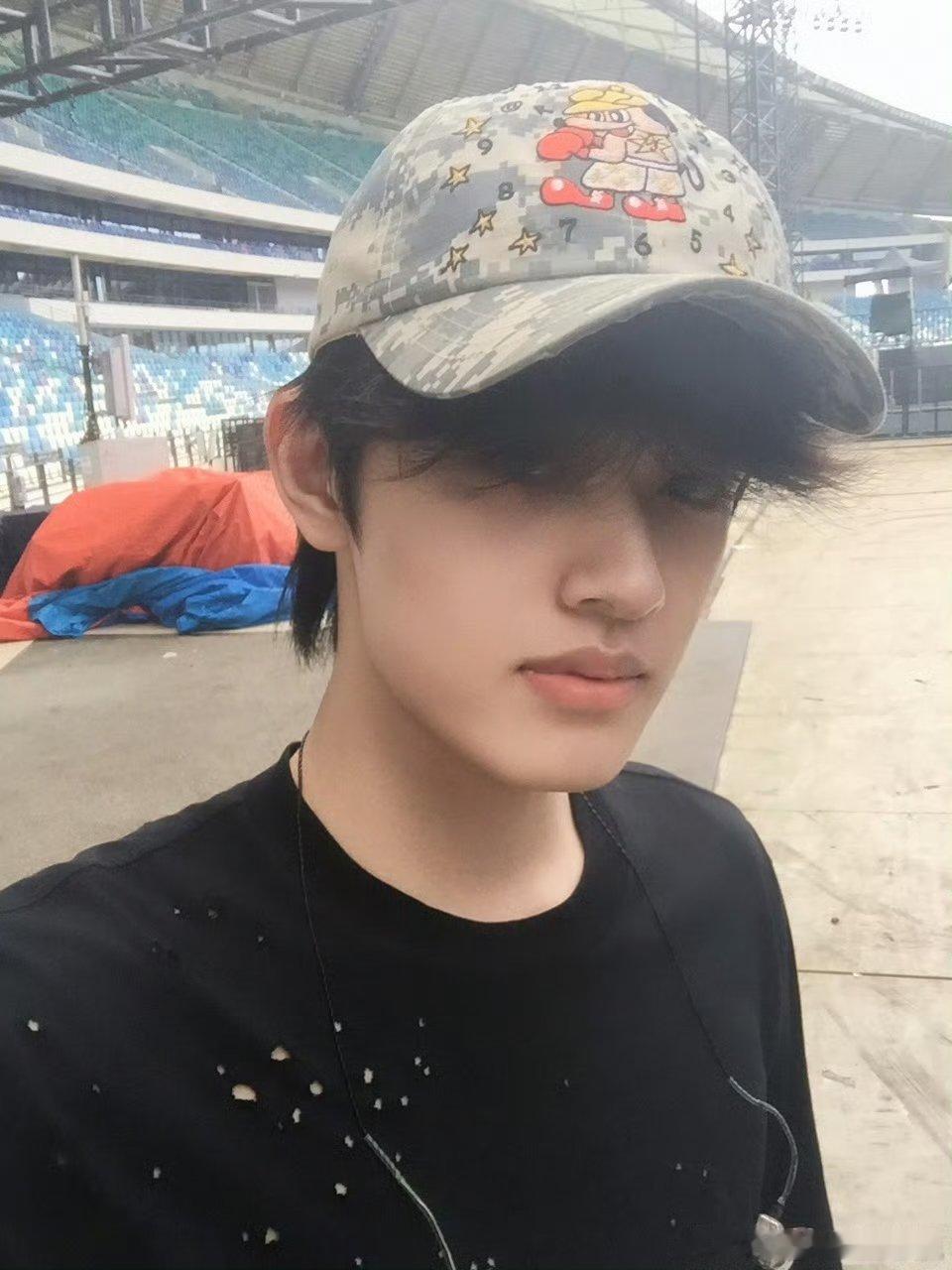 张极此生不换彩排张极唱此生不换更难得的是他对舞台细节的把控。彩排中，他特意调整了