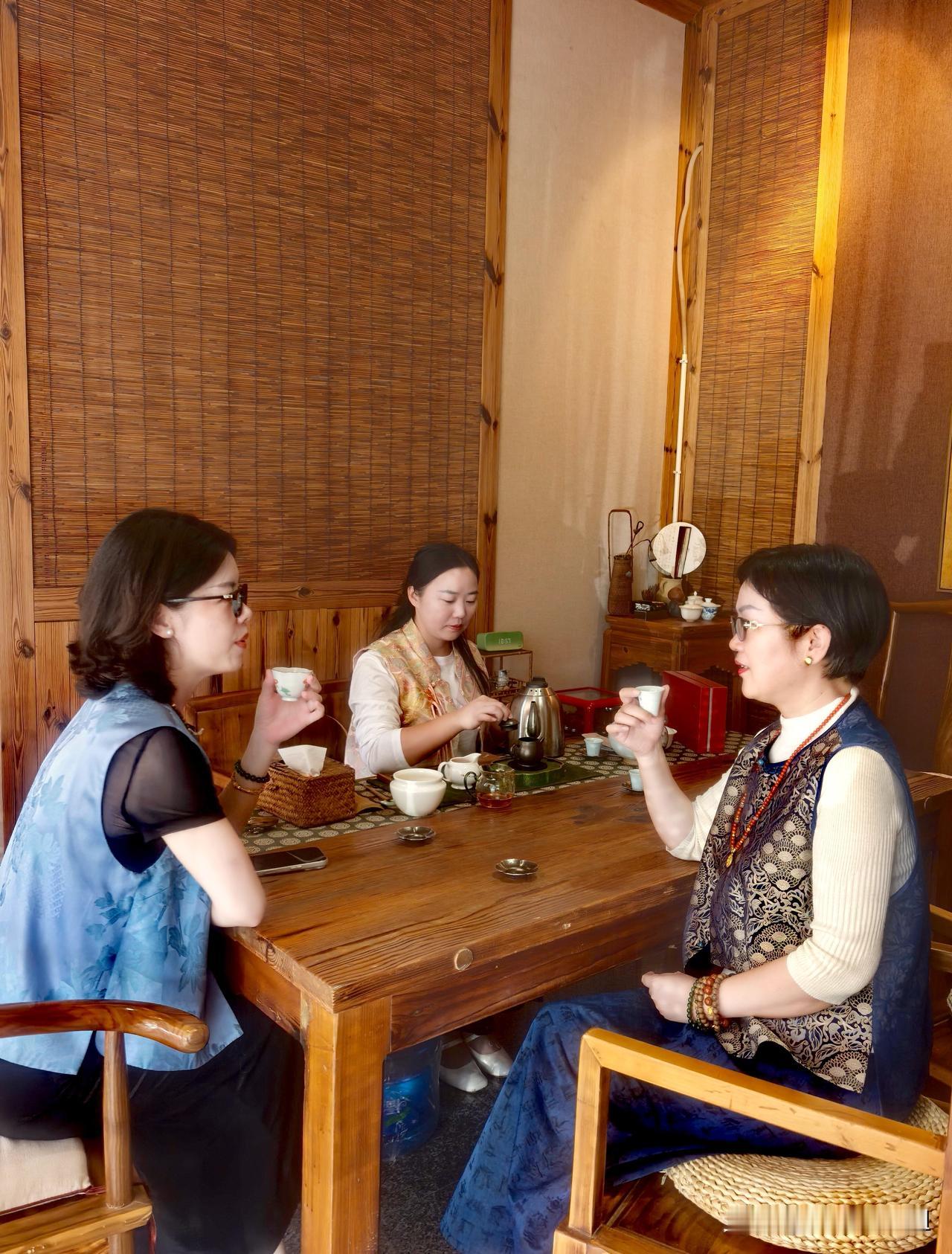 回到小城
已有整整十天
和不同的朋友约了两次谈事局
都被正儿八经安排在茶馆里
也