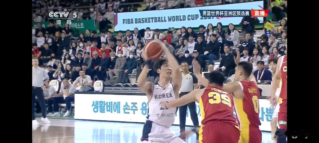 上半场结束，
29-52，
男篮落后23分，
这哪是惜败，
分明是全方位被碾压！