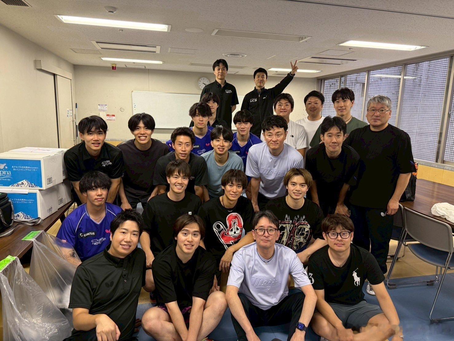 仓岛洋介发了今天在母校明治大学的合影📸️ ​​​