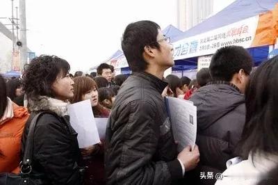 考公务员，对于很多应届毕业生来说呢，的确是一个很不错的选择呢！

公务员工作，通