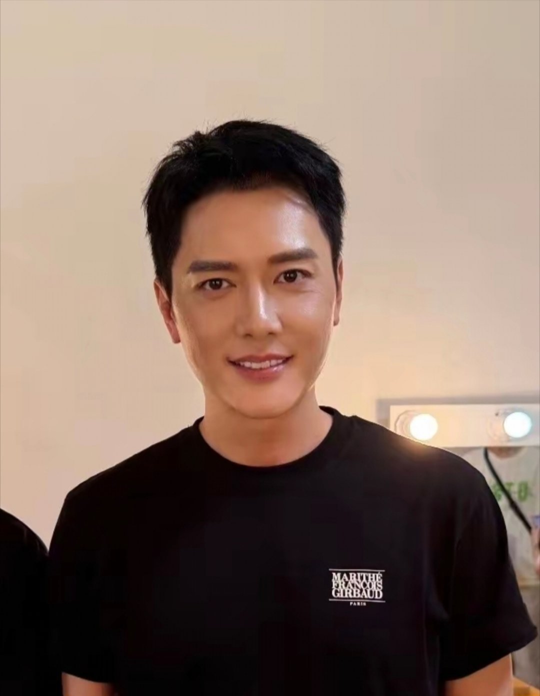 冯叔变“冯哥”，冯绍峰就穿件简单的黑印花T恤，配条橄榄绿休闲裤，连妆都没化，皮肤