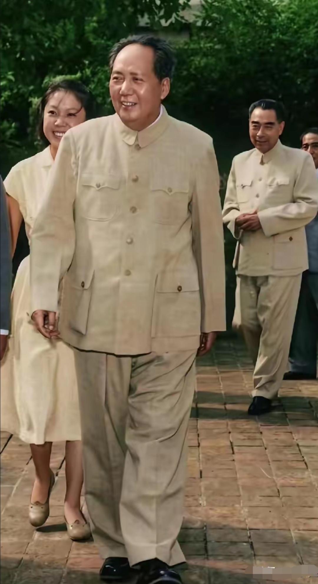 这么平易近人，这么慈眉善目这么伟岸高大！[祈祷][祈祷][祈祷][玫瑰][玫瑰]