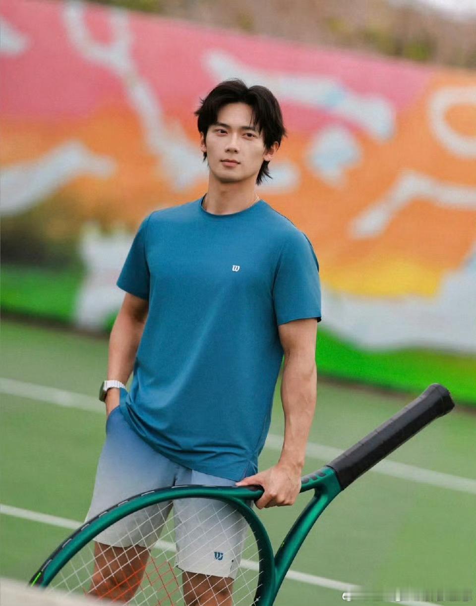 吴汉坤最帅的脸打最猛的球少年感清爽颜值配超燃赛场气场，发球的力量线条、利落身形直