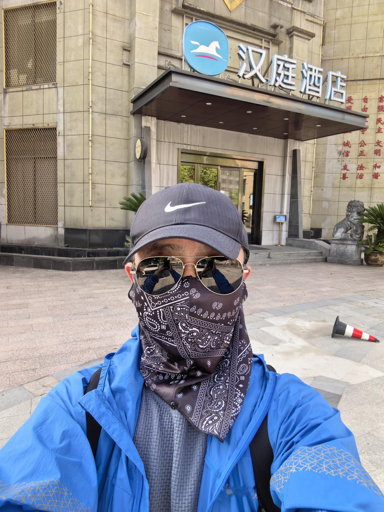 今天，是我戒酒的第288天，一个格外吉利的数字。
 
这几天自驾黄山旅行，一路行
