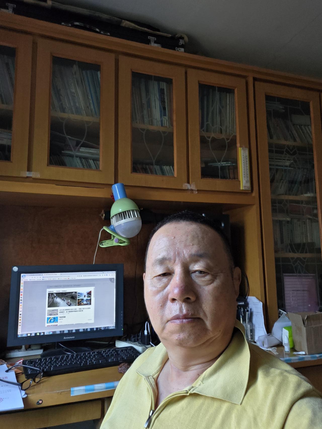 在书香满溢的房间里，一位老年男子专注工作，电脑屏幕闪烁着智慧的光芒。
他就是我！
