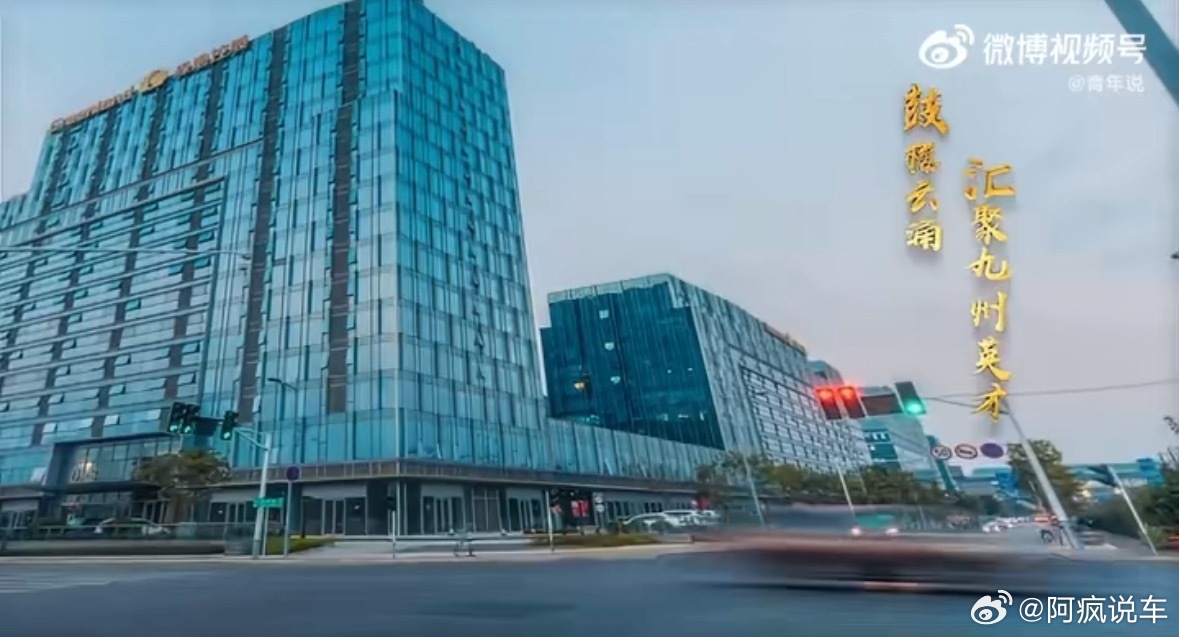 南京鼓楼，过去是城墙梧桐、诗文满地；现在是科技创新的硬核标杆。在环南大知识经济圈