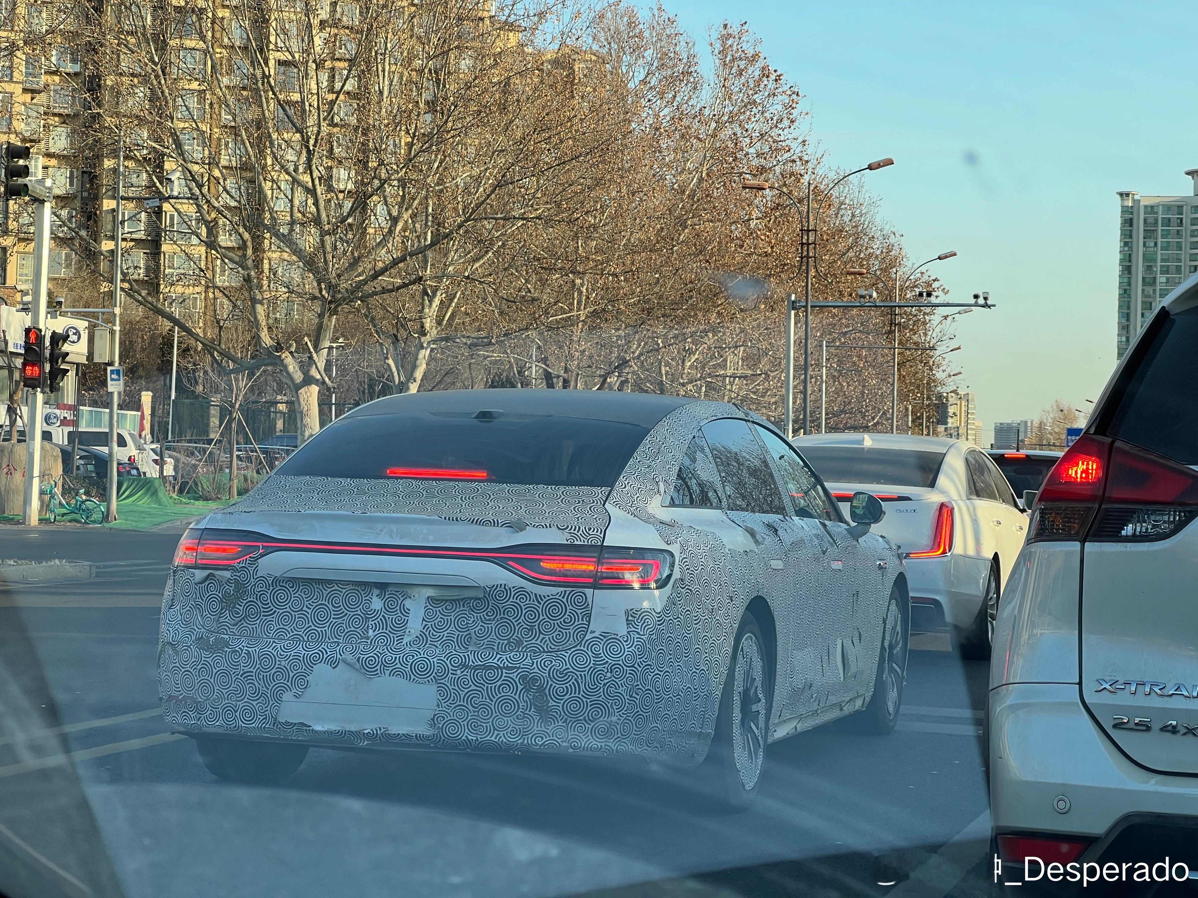 一大早出门就看见个享界测试车。 北京