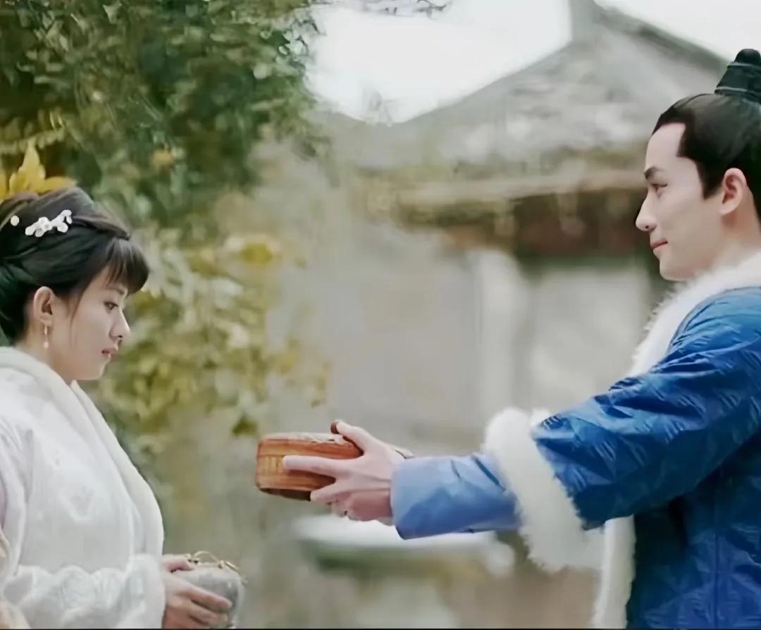 看《知否》第十集，是不是好多人跟我一样挠头：明兰一边把小公爷往外推，一边又偷偷给