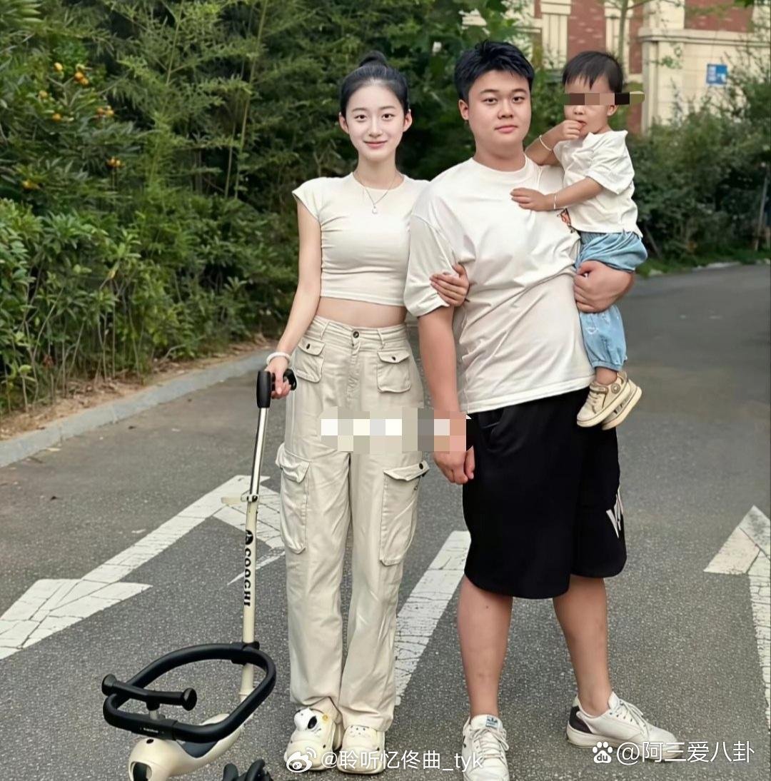 小伙子这是找了个女明星啊？这颜值不是一般的高。 