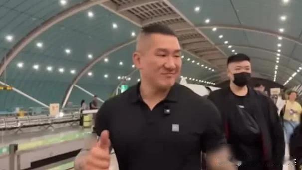 台网红馆长直播怒赞：深圳老人比台湾幸福10倍！60岁免费坐车，台湾还在“龟速”进