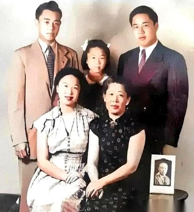 重庆的警报拉得跟奔丧一样。
所有人都往防空洞里钻，他却被拉出来，枪毙了。
就这么