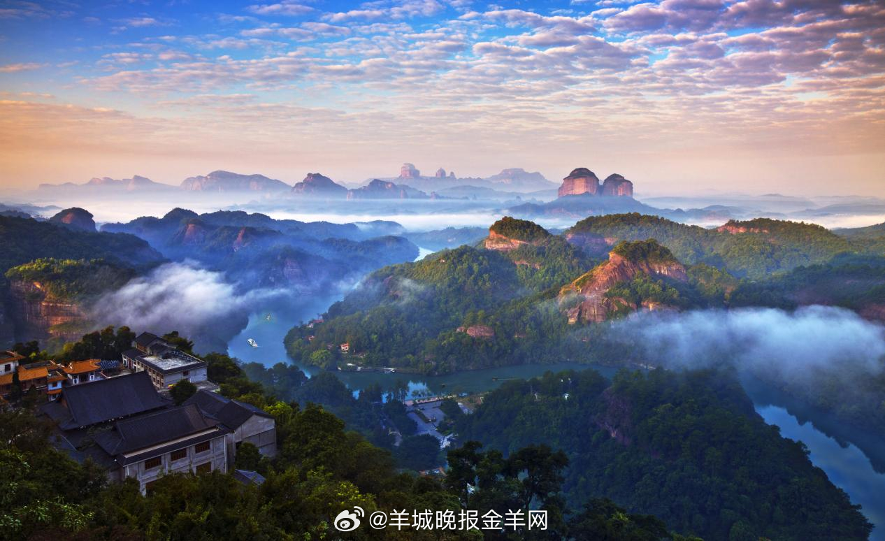 #晚安#勇敢迈出脚步，很多曾以为翻不过去的山，最后都会变成回头时的一道风景。 