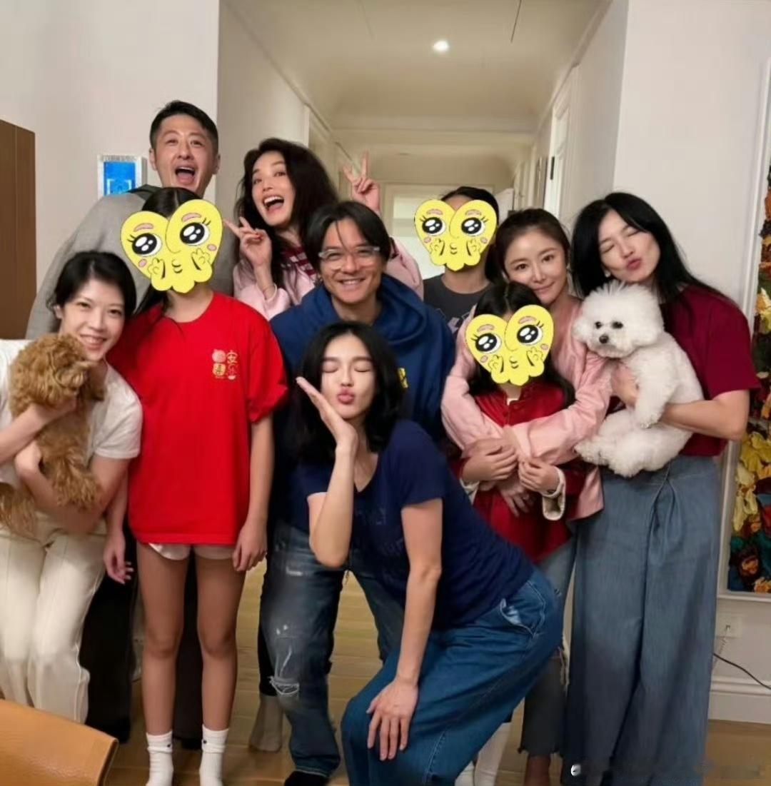 林心如女儿小海豚漫画腿小海豚身高接近林心如肩膀小海豚穿红色外套，和林心如的亲子装