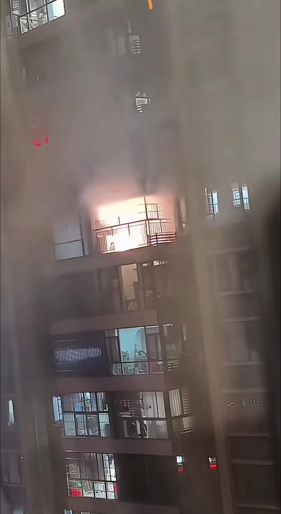 在高楼的阳台上燃放爆竹，火光闪烁，看似仪式感满满，实则并非是想在新年讨个红红火火