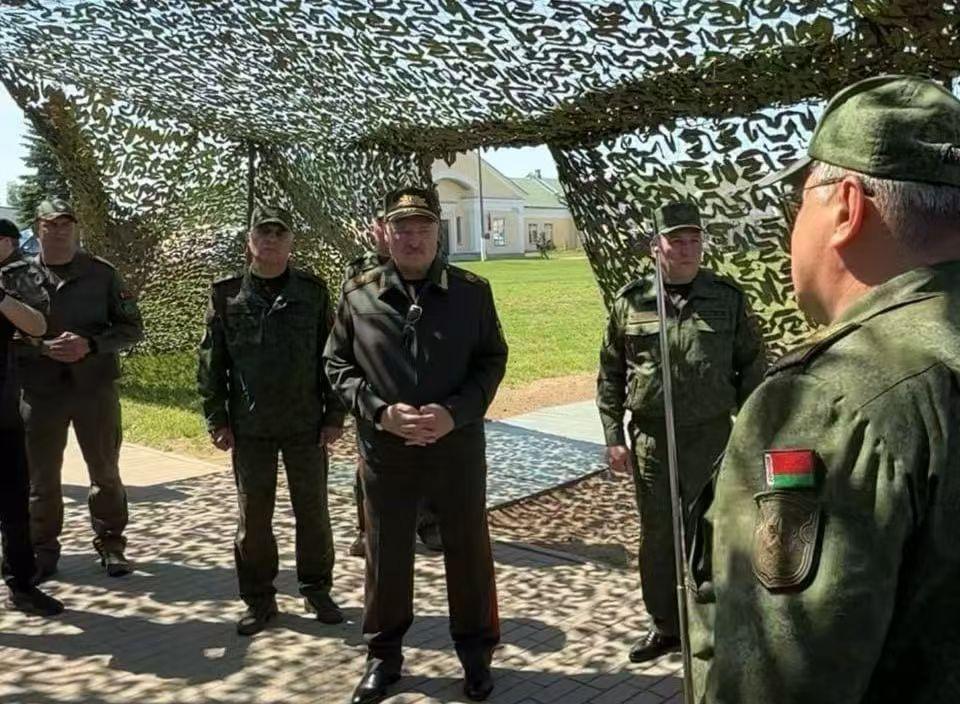 🔥🇧🇾
白俄罗斯总统卢卡申科今天称：

“我们绝不威胁任何人，
但我们有核