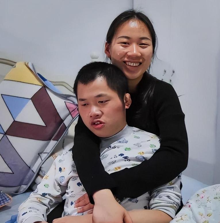 “我宁愿和弟弟一辈子一起！”安徽六安，27岁的姐姐不仅每晚都和23岁弟弟同床睡觉