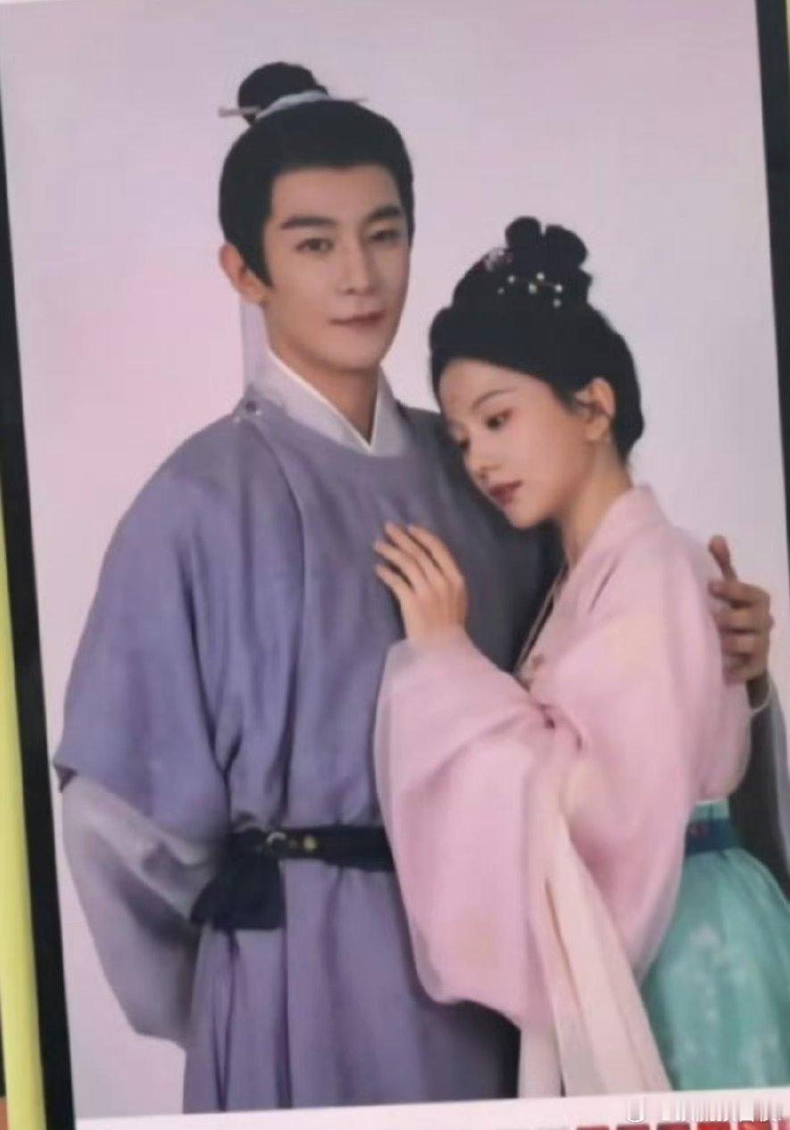 于正直播发的夏之光金吾不禁定妆照，这两套看上去都还不错诶，这个李明书有一种书生到