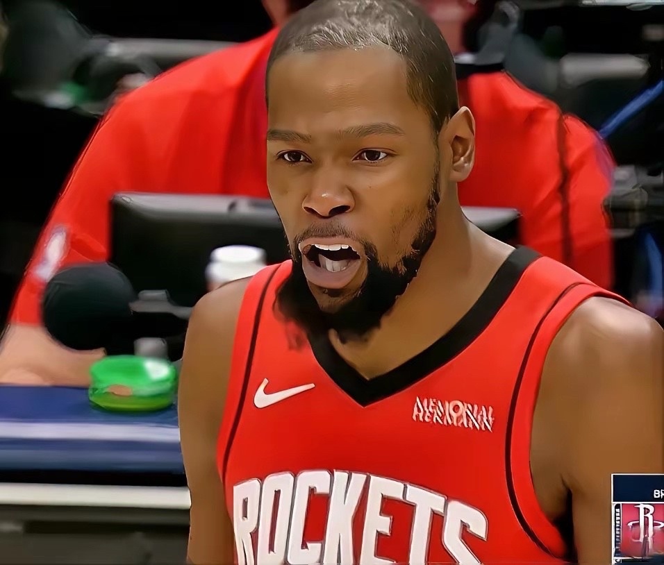 火箭老将杜兰特在今日对阵鹈鹕的次节比赛中情绪失控，对裁判怒吼吃T。主帅乌度卡上前