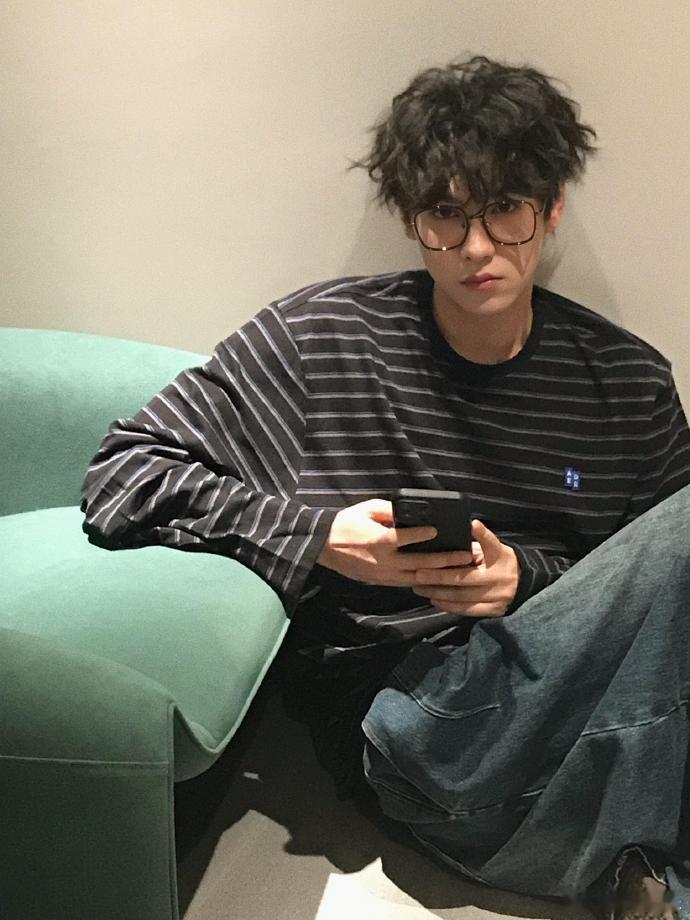 田栩宁兔闪闪富翁卷毛帅哥上线啦，这个发型直接加分，颜值好能打，身边到处都是兔闪闪