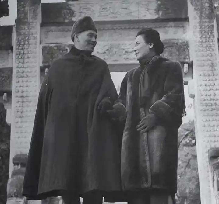 1946年戴笠葬身火海，蒋介石赶到现场只看了一眼焦尸，转身就盯着宋美龄问了句：“