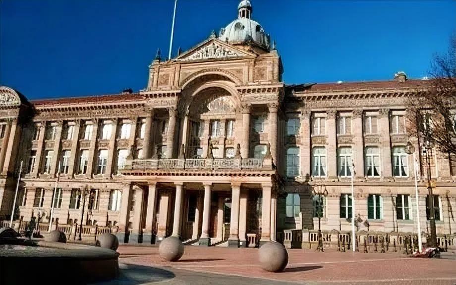 英国伯明翰市政府宣布破产，以下是一些值得关注的信息：

破产原因：市政府宣布破产