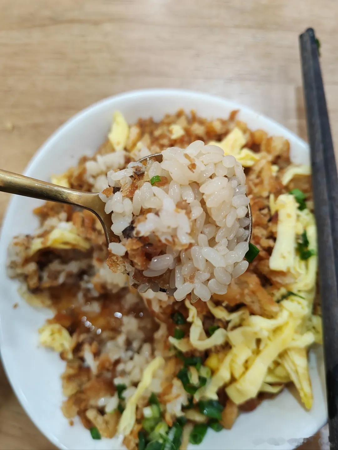 🍂来龙港，本地人早餐标配：一碗糯米饭，配一碗蛋茶。热气腾腾的糯米饭，是这座小城