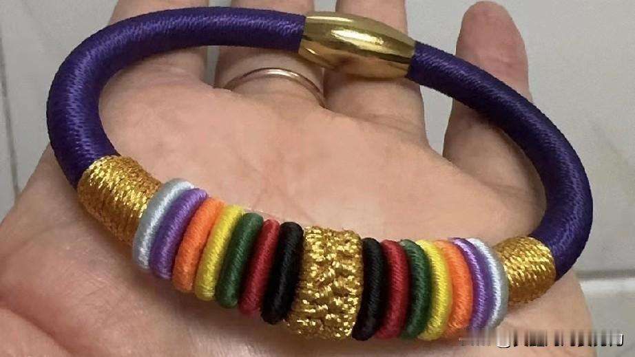 谁说女子不如男？一根绳可以编出各种漂亮的作品，还可以治愈心情。

这款手绳虽然看