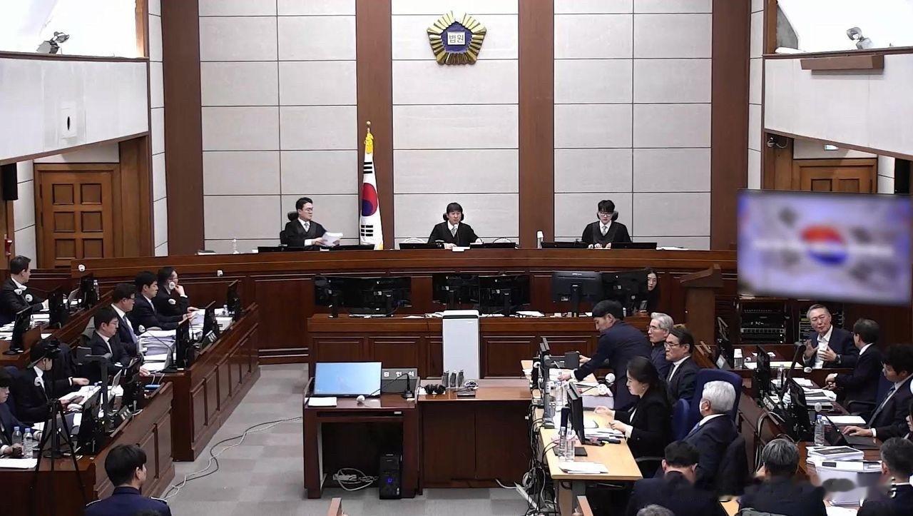 尹锡悦内乱案时隔一月复庭，二审攻防正式开启

6月25日，搁置长达一个月的韩国前