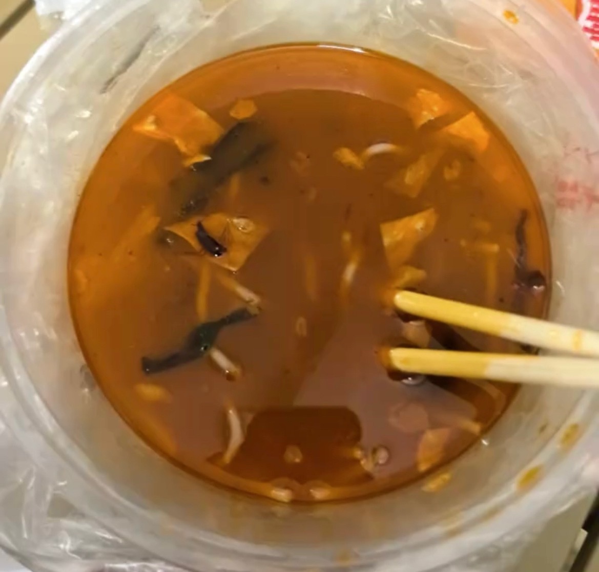 7月31日，网友反映：玉林女子吃外卖螺蛳粉吃吃不明虫子，还是吃得差不多的时候才发