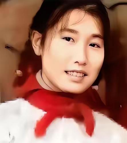 1973年，女知青黄丽萍带着农村丈夫回宁波探亲，没曾想，当丈夫看到墙上挂着的照片