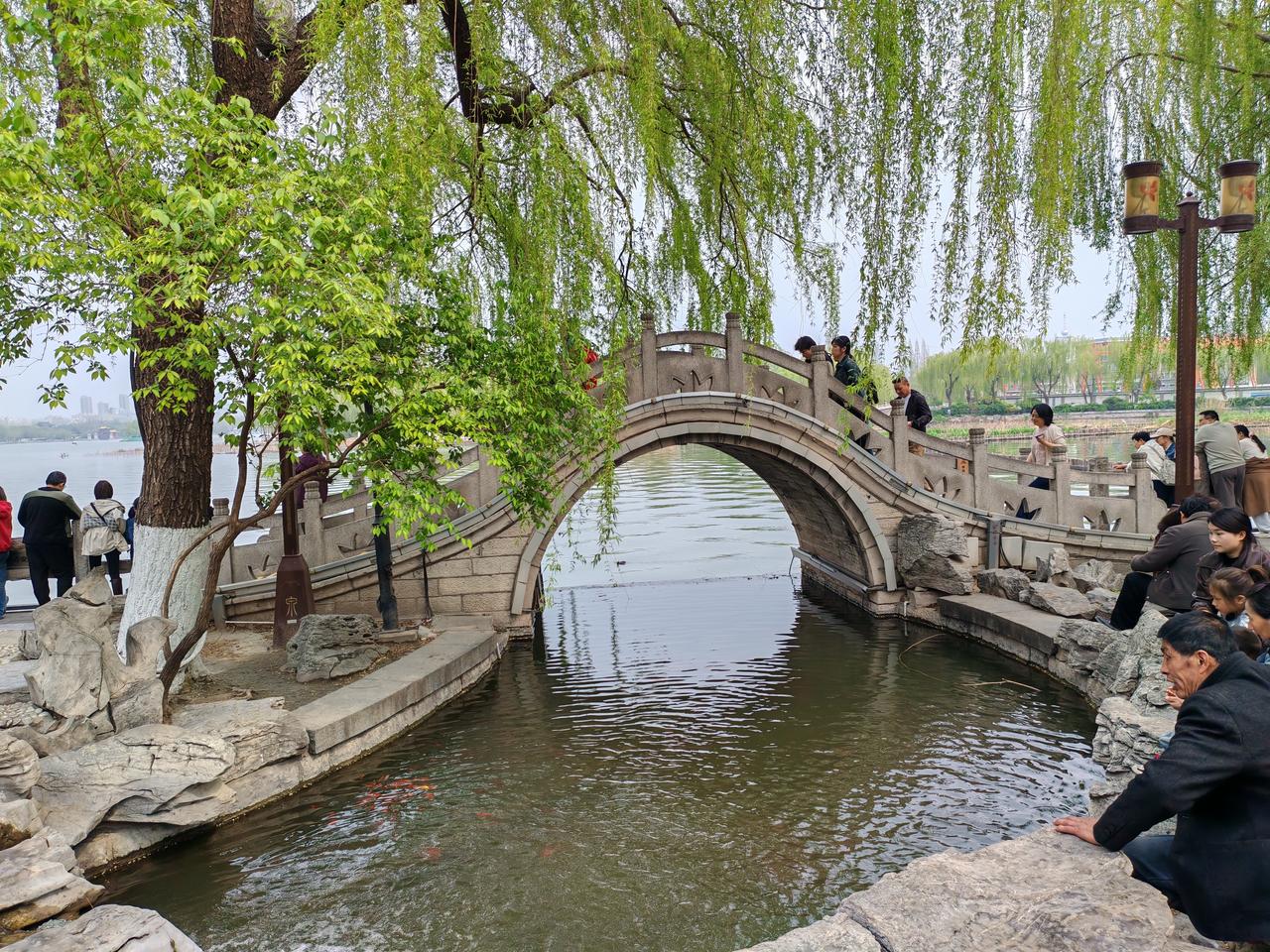 春天里的济南曲水亭街，简直美成了一幅画。这里的汉服摄影就火得不行。古街流水潺潺，