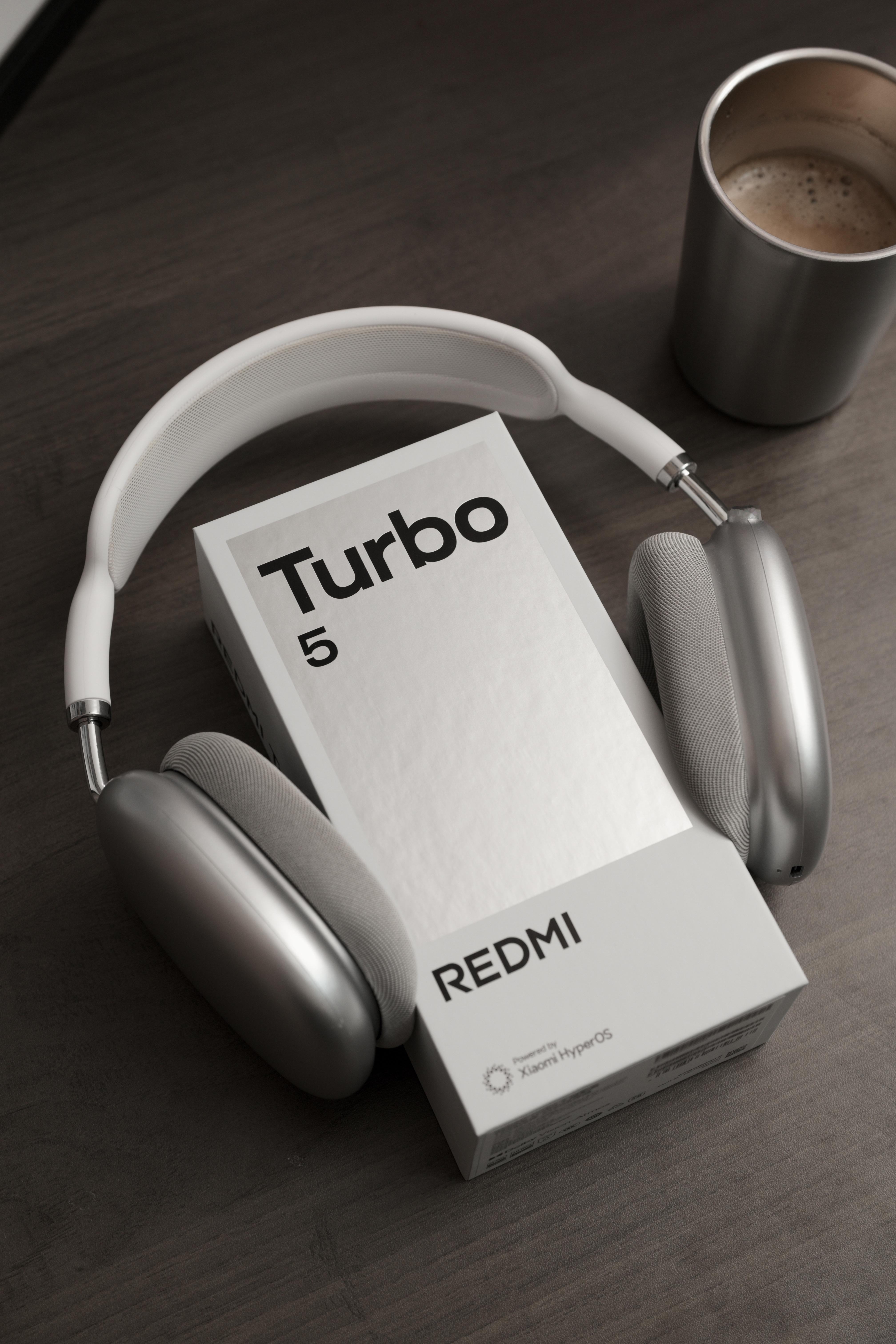 这是全新的 REDMI Turbo 5 标准版，「暗影黑」配色。黑色是不会出错的
