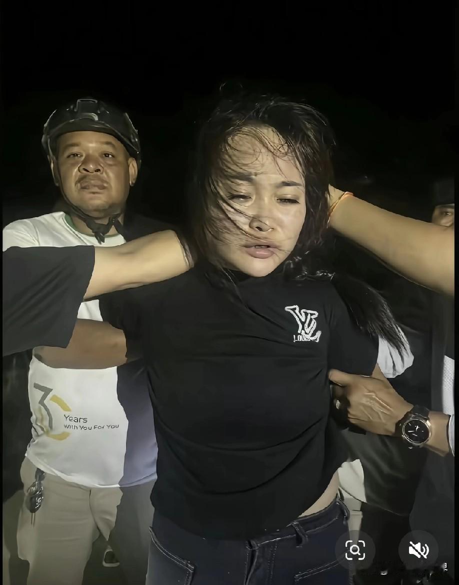 2025年11月18日，柬埔寨柴桢省初级法院发生劫囚事件：一名戴棒球帽的越南籍女