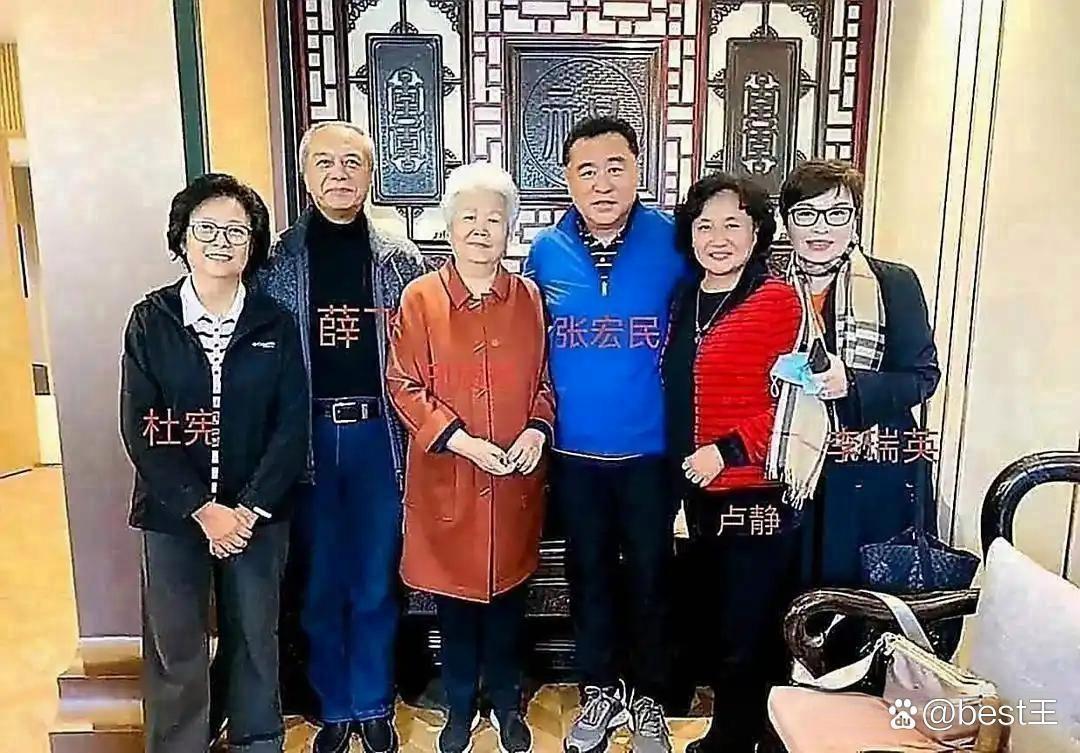 一张合影，四位退休的央视主播。76岁的邢质斌白发苍苍，69岁的杜宪穿着黑白条纹衫