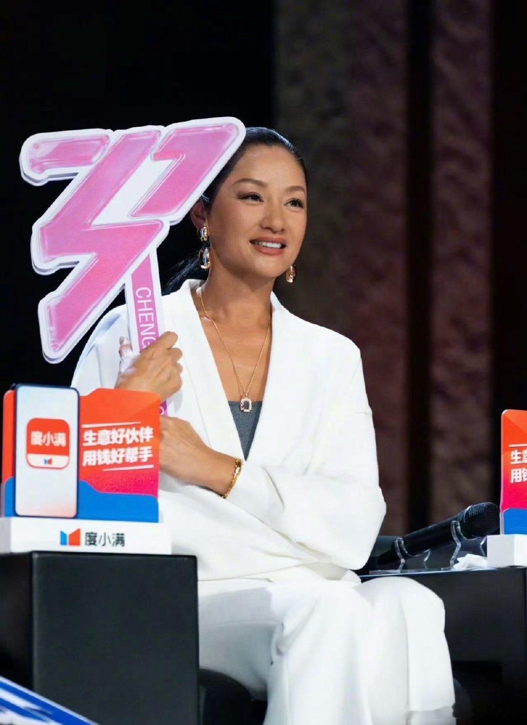 瞿颖的头骨真完美，留着大光明，脑袋圆润饱满，脸型也完美。 