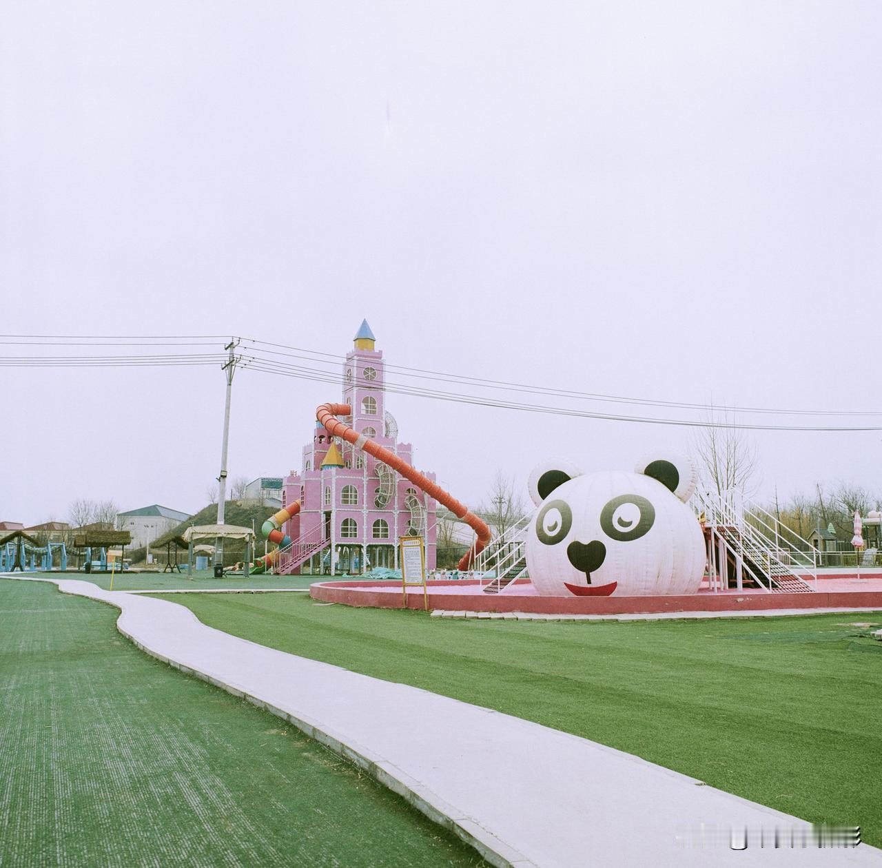 2026年2月，雄安新区安新县大健康公园内的彩虹城堡。雄安新区