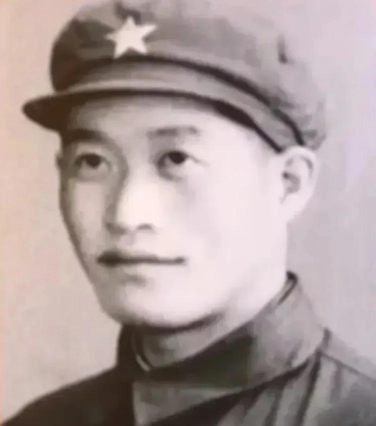 1964年，毛主席听说奇袭白虎团的杨育才，现在只是一个副连长，眉头一皱，问道：“